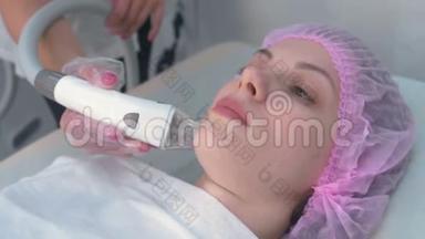 淋巴引流按摩液化气器械工艺面部。 治疗师美容师为您做美容按摩